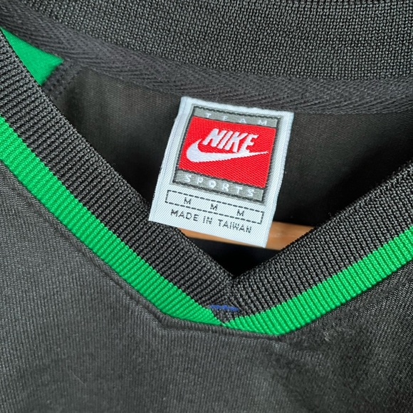 Rare Vintage Nike Basketball T-Shirt Jersey Black Green Embroidered Red Tag Team - Picture 3 of 11